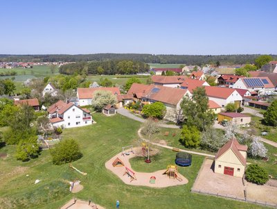 Hofansicht Luftaufnahme des Kinder-Ferienhof Burmann in Haundorf Romantisches Franken.