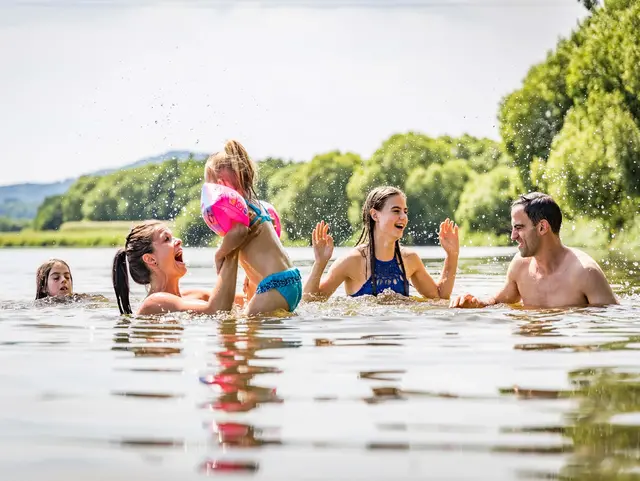 Familie beim baden