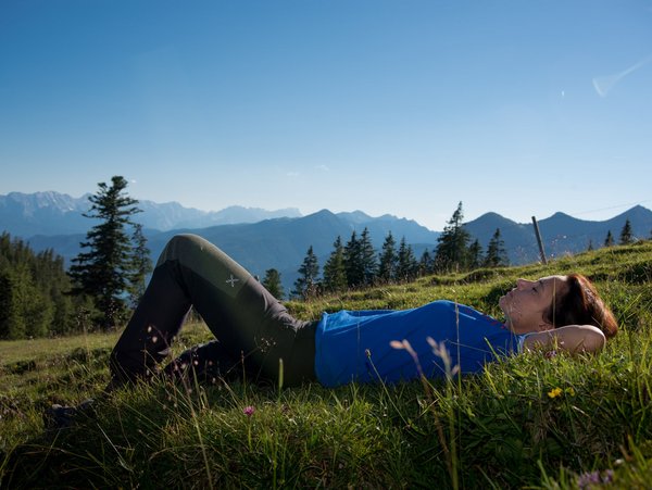 Durchatmen im Gras beim Wandern in Bayern