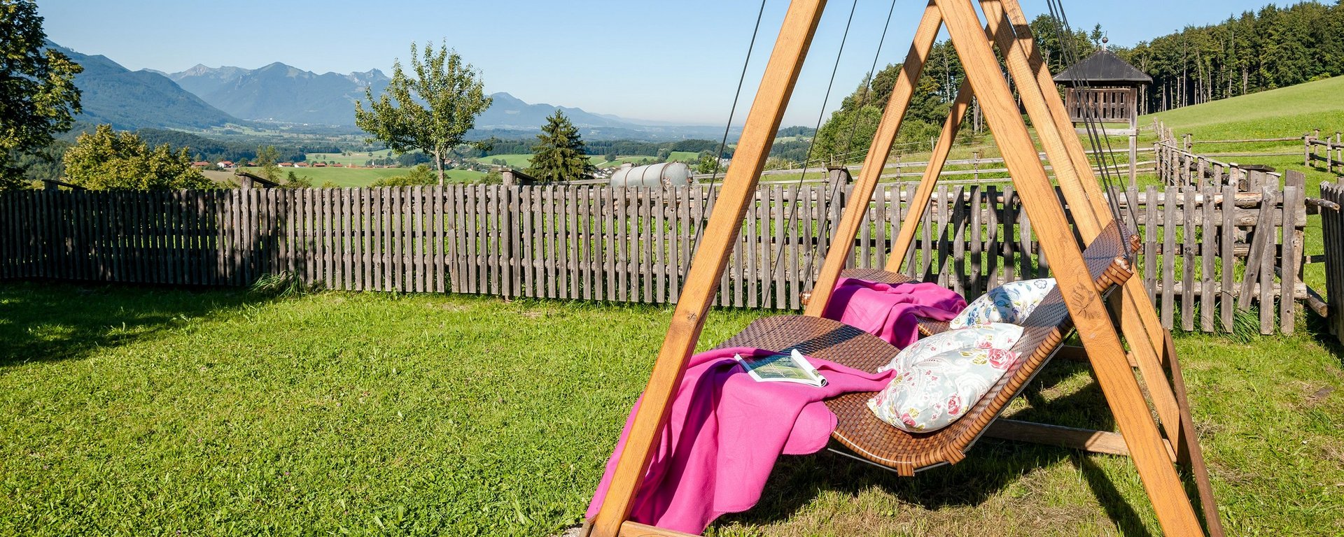 Unverbaute Aussicht in die Berge von der Hängeschaukel am Hof