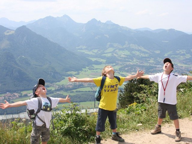 Kinder vor Bergpanorama in der Alpenregion Tegernsee Schliersee