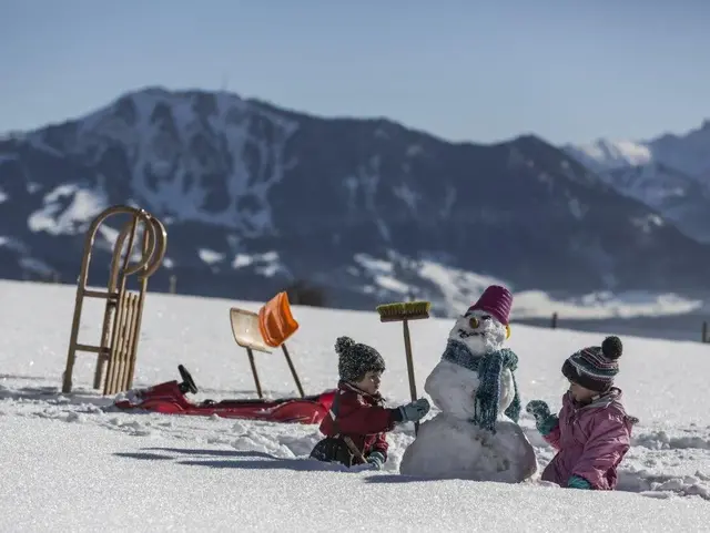 Schneemann bauen am Hof
