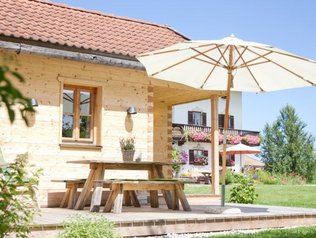 Gemütlich sitzen und genießen auf dem Hof