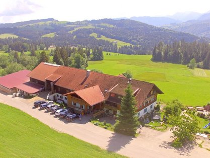 Hofansicht von Oben © Heuhof Fink Luftaufnahme des Bauernhofes im Allgäu