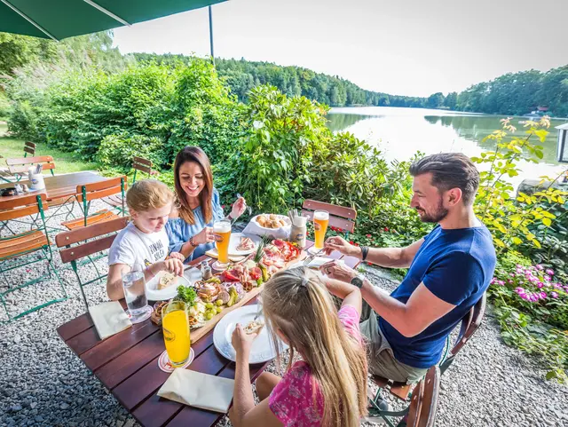 Brotzeit am Hammersee bei Bodenwöhr im Oberpfälzer Wald
