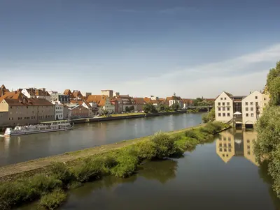Schifffahrt und Baden in der Donau © Katja Fouad Vollmer Schifffahrt und Baden in der Donau