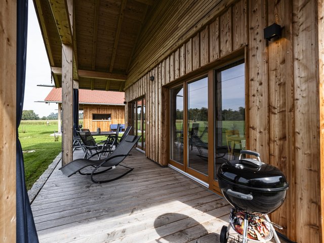 Jedes Chalet hat seine eigene Terrasse zum Entspannen auf dem Bauernhof