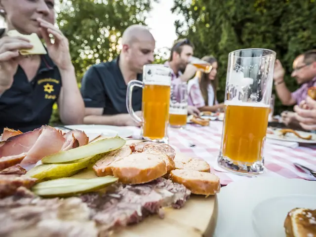 Genuss des typischen untergärigen Zoigl-Bieres im Oberpfälzer Wald