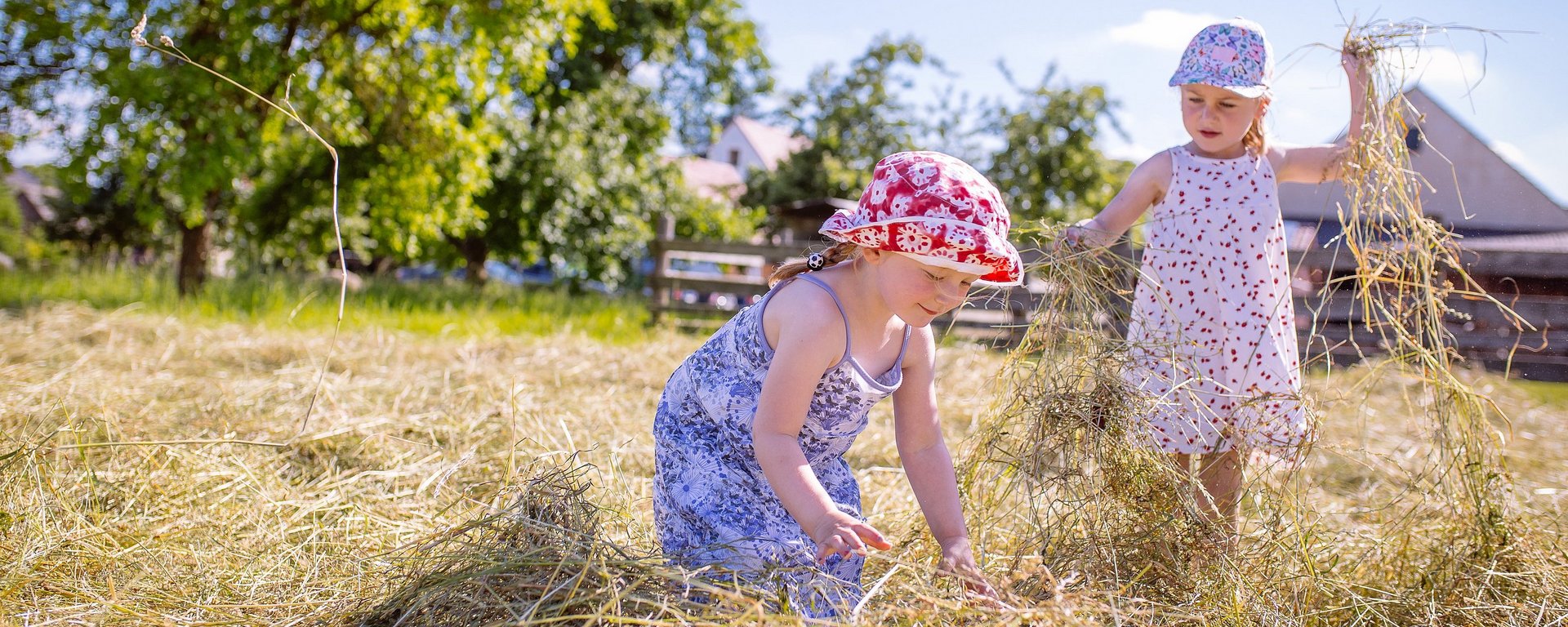 Kinder im Heu beim Feriendorf Nehmeier in Haundorf