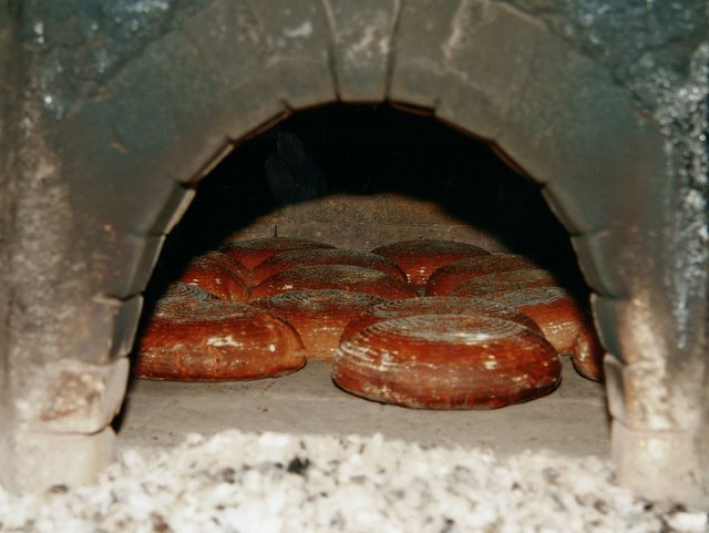 Brotbacken im hofeigenen Holzofen