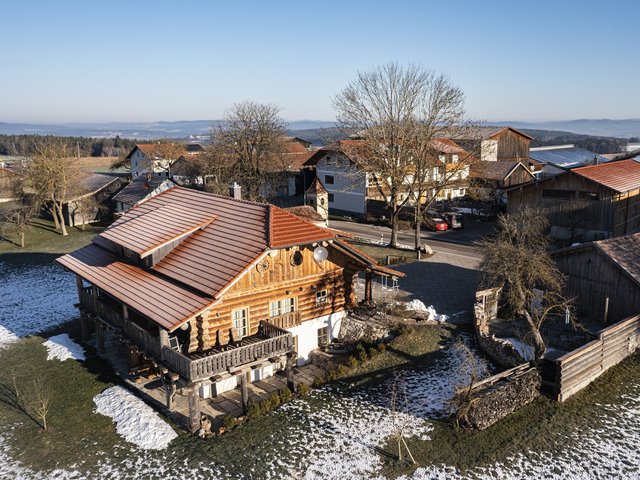 Luftaufnahme vom Landhof Holzhaus Lugerhof in Ostbayern