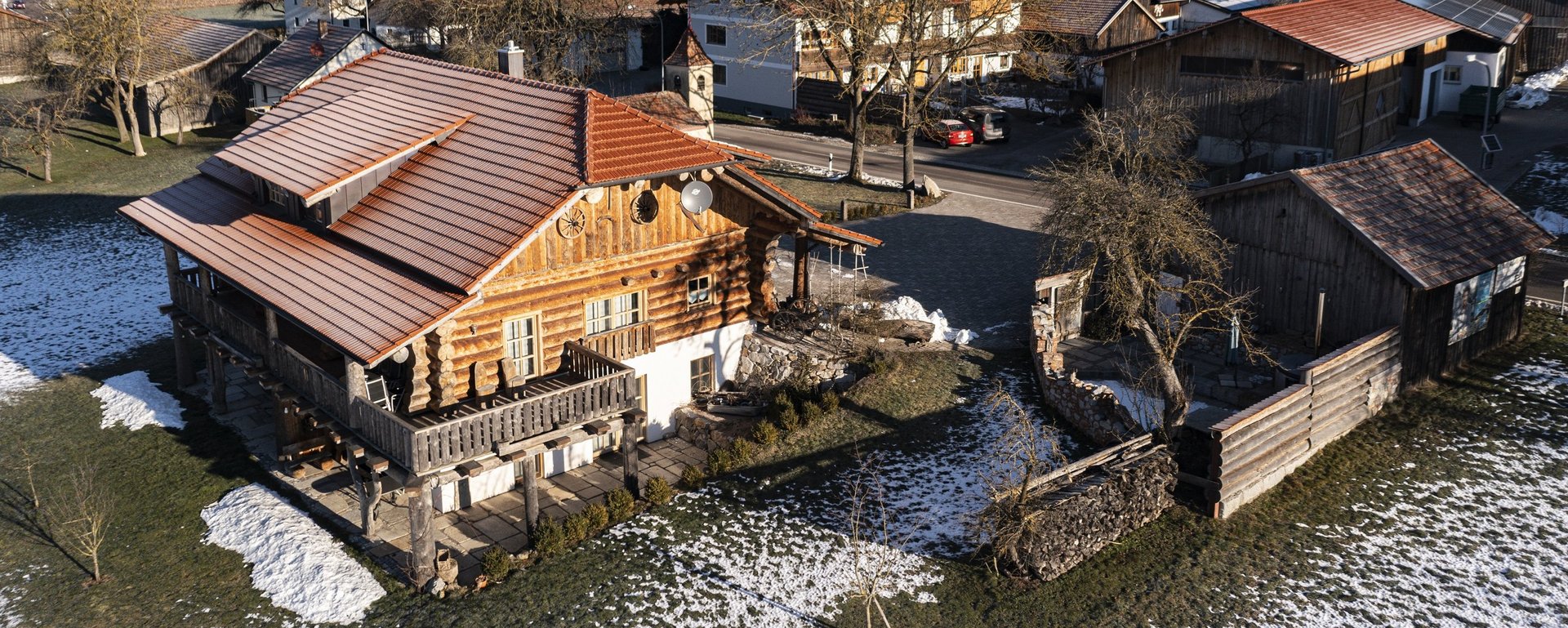 Luftaufnahme vom Landhof Holzhaus Lugerhof in Ostbayern