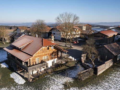 Luftaufnahme vom Landhof Holzhaus Lugerhof in Ostbayern