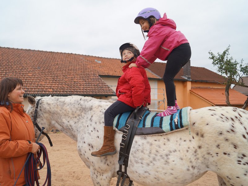 Kinder reiten ohne Sattel auf dem Pferd