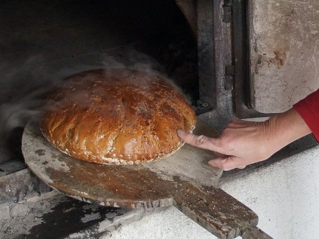 Selbstgebackenes Brot aus dem Holzbackofen