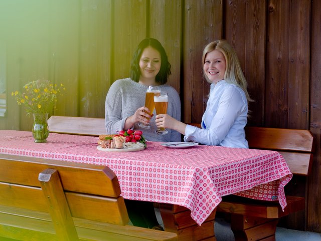 Entspannt ein Bier mit der Freundin trinken auf dem Bauernhof