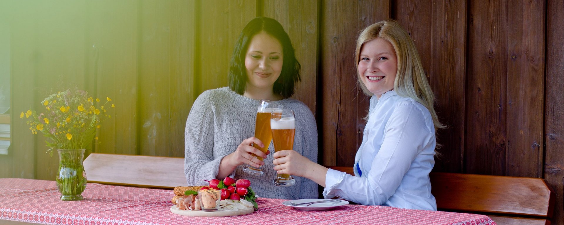 Entspannt ein Bier mit der Freundin trinken auf dem Bauernhof