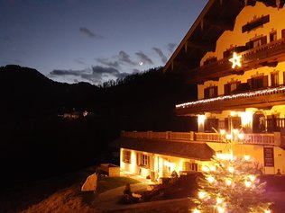 Festliche Beleuchtung um die Weihnachtszeit © Steinbergerhof Der Steinbergerhof wird um die Weihnachtszeit schön beleuchtet.