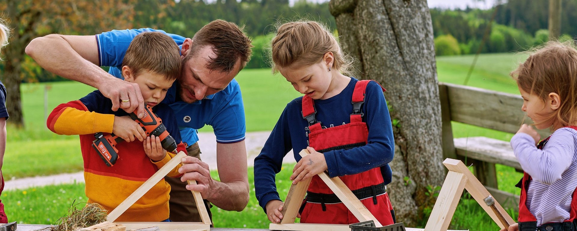 Gäste dürfen aus Holz selber Sachen bauen