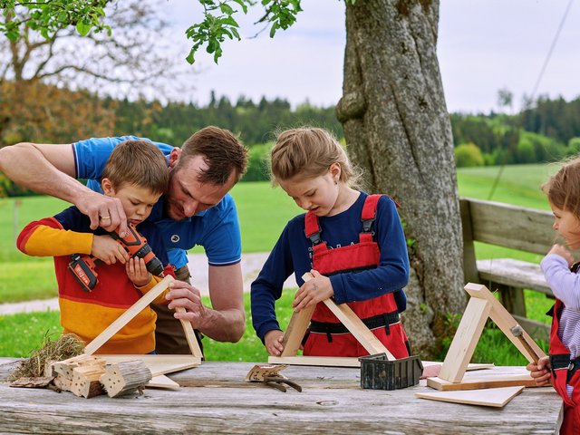 Gäste dürfen aus Holz selber Sachen bauen