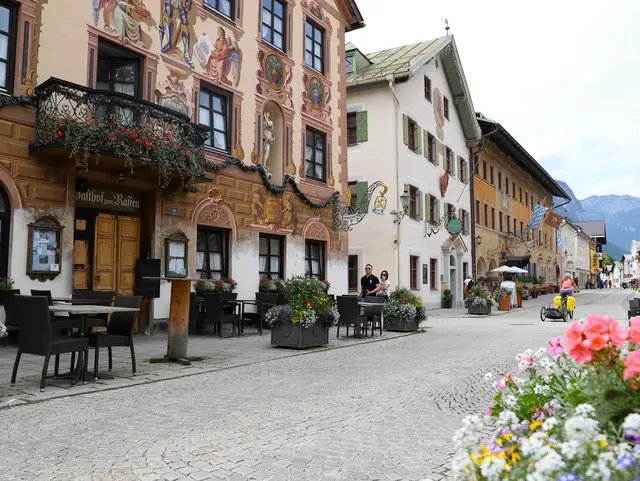 WasserradlwegeOberbayern-Partenkirchen-Altstadt-Ludwigstrasse-Lueftlmalerei