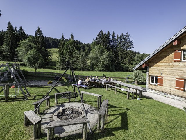 Großer Garten mit Feuerplatz und Sitzmöglichkeiten