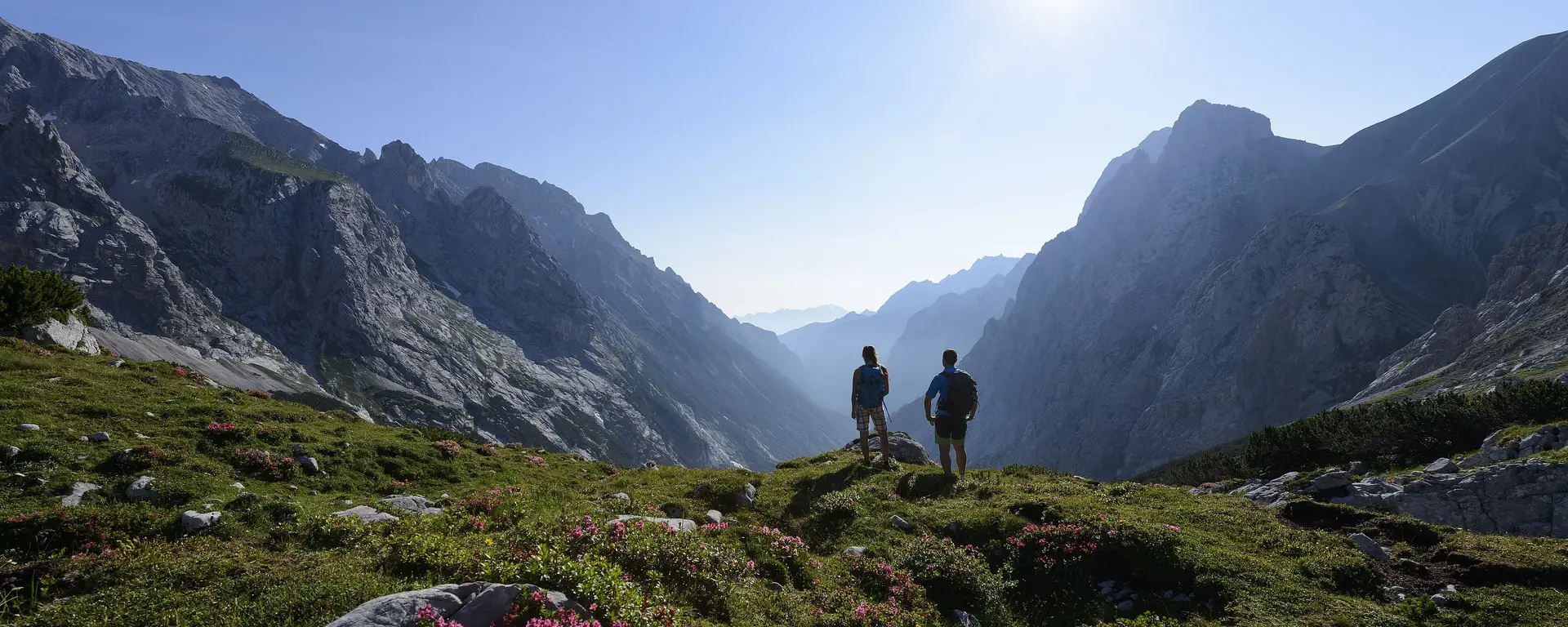 Wanderer vor Alpenkulisse in Oberbayern