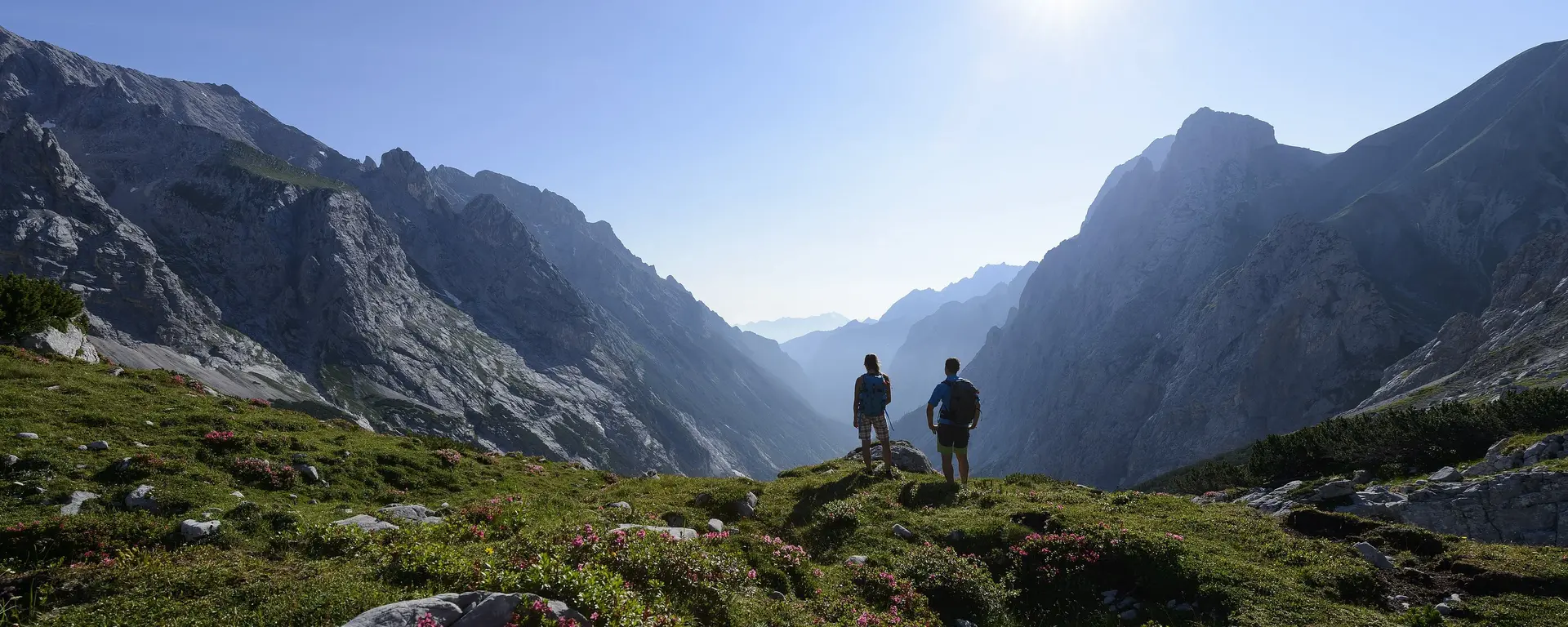 Wanderer vor Alpenkulisse in Oberbayern