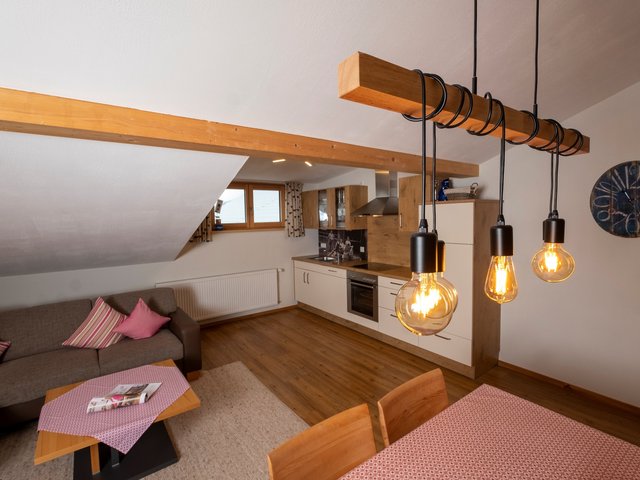 Wohnzimmer und Küche Ferienwohnung auf dem Strublhof in Rettenberg