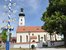 Kirche und Maibaum im Münchner Umland