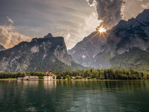 Sicht auf die Kapelle St. Bartholomä vom Königssee aus