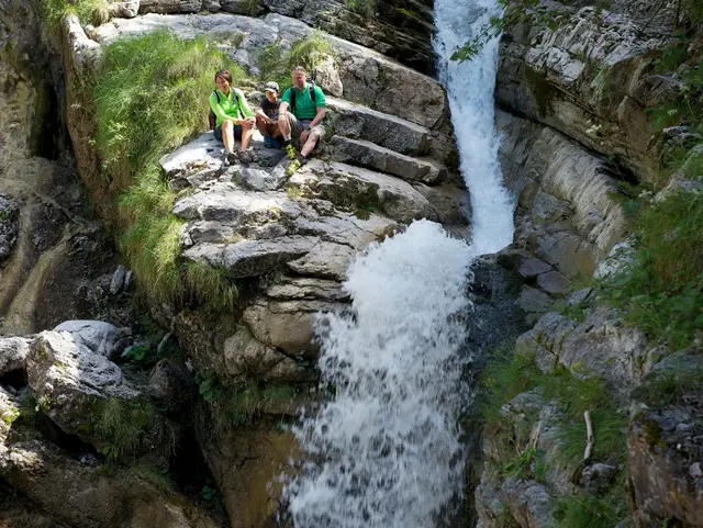 Tosende Wasserfälle - © Ferienregion Zugspitzland, Foto: Benedikt Lechner Wasserfall im Zugspitzland