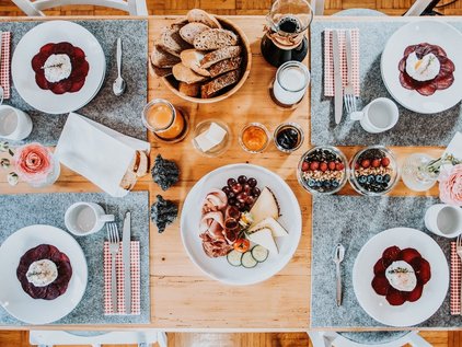 Reichlich gedeckter Frühstückstisch © d´Kammer Frühstück mit regionalen Produkten auf dem Tisch
