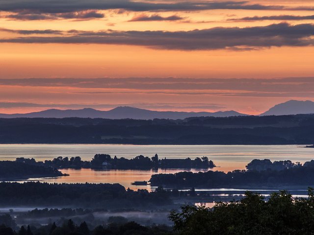 Sonnenuntergang mit Blick auf die Inseln im Chiemsee