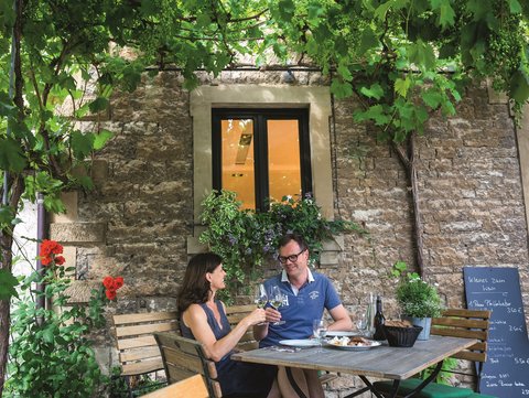 Anstoßen mit bestem deutschen Wein im Fränkischen Weinland