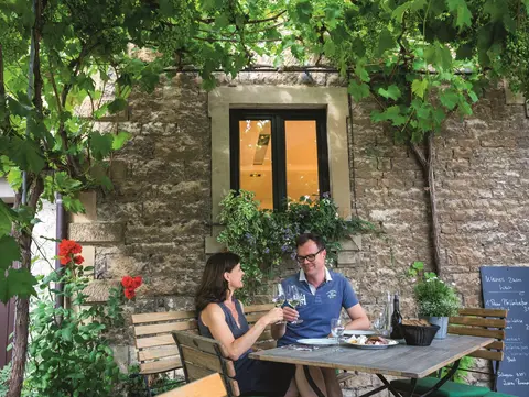 Anstoßen mit bestem deutschen Wein im Fränkischen Weinland