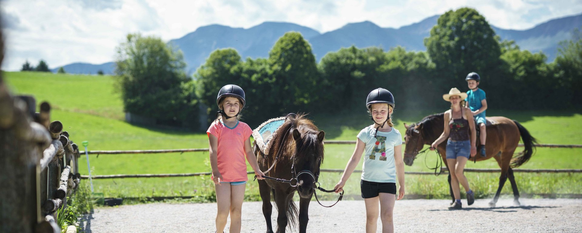 Mit dem Pony auf dem Reitplatz am Bauernhof am Tegernsee