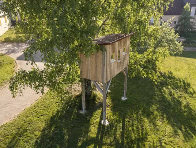Highlight: Das Baumhaus von Opa Karl - © Andreas Kern Baumhaus auf grüner Wiese