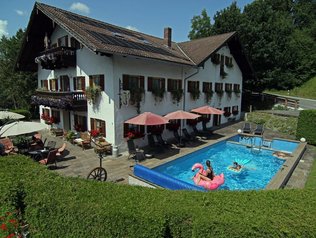 Hof mit eigenem Pool © Ferienhof Mühlthal Reiten und Schwimmen im Ferienhof mit eigenem Pool