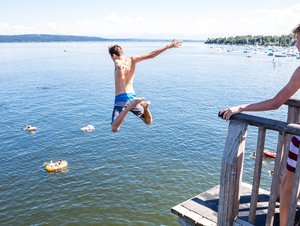 Spaß auf dem Sprungturm in Utting am Ammersee