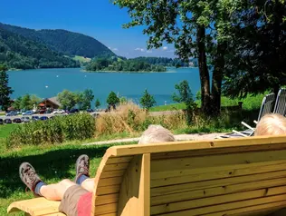 Entspannung mit Seeblick © Gästehaus Stöger Im Holzstuhl entspannen und auf den Schliersee blicken