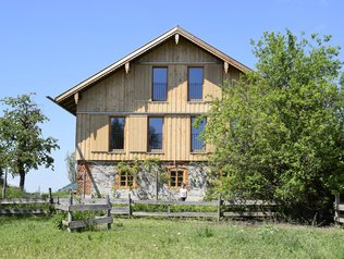 Modernes Bauernhaus aus natürlichen Materialien zum Übernachten