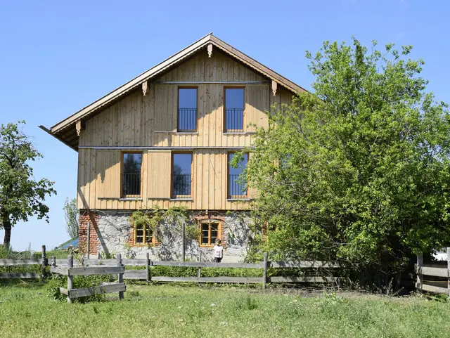 Modernes Bauernhaus aus natürlichen Materialien zum Übernachten