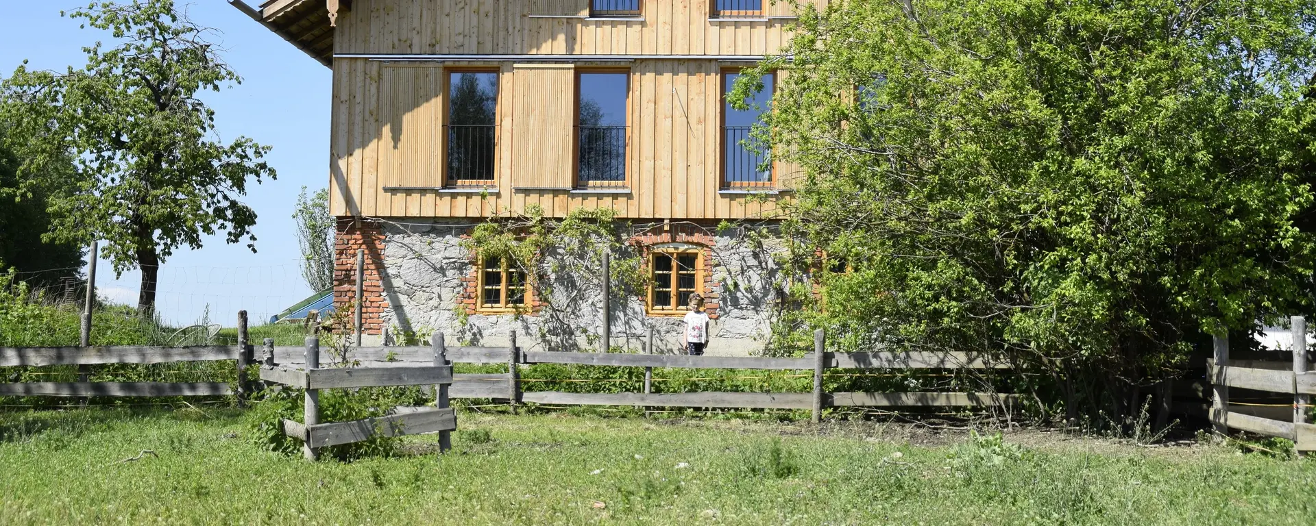 Modernes Bauernhaus aus natürlichen Materialien zum Übernachten