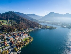 Blick von Oben auf die Egerner Bucht im Tegernsee