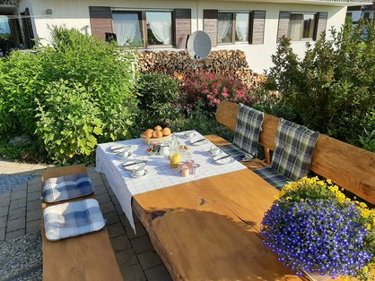 Frühstück vor dem Haus © Pension Ferienhof Haggenmüller Regionales Frühstück vor dem Haus auf dem Landhof