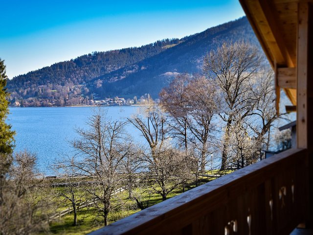 Direkte Lage am Wasser mit Blick vom Balkon auf den Tegernsee