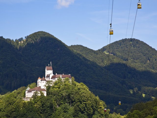 Kampenwandbahn neben dem Schloss Hohenaschau am Chiemsee