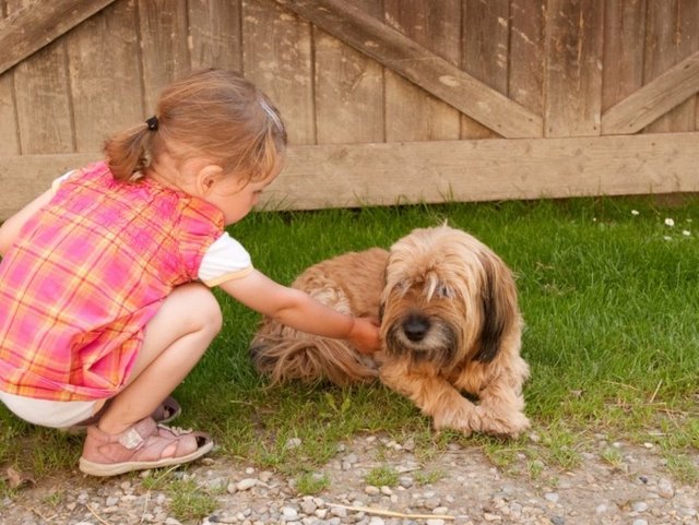 Mädchen mit Hund