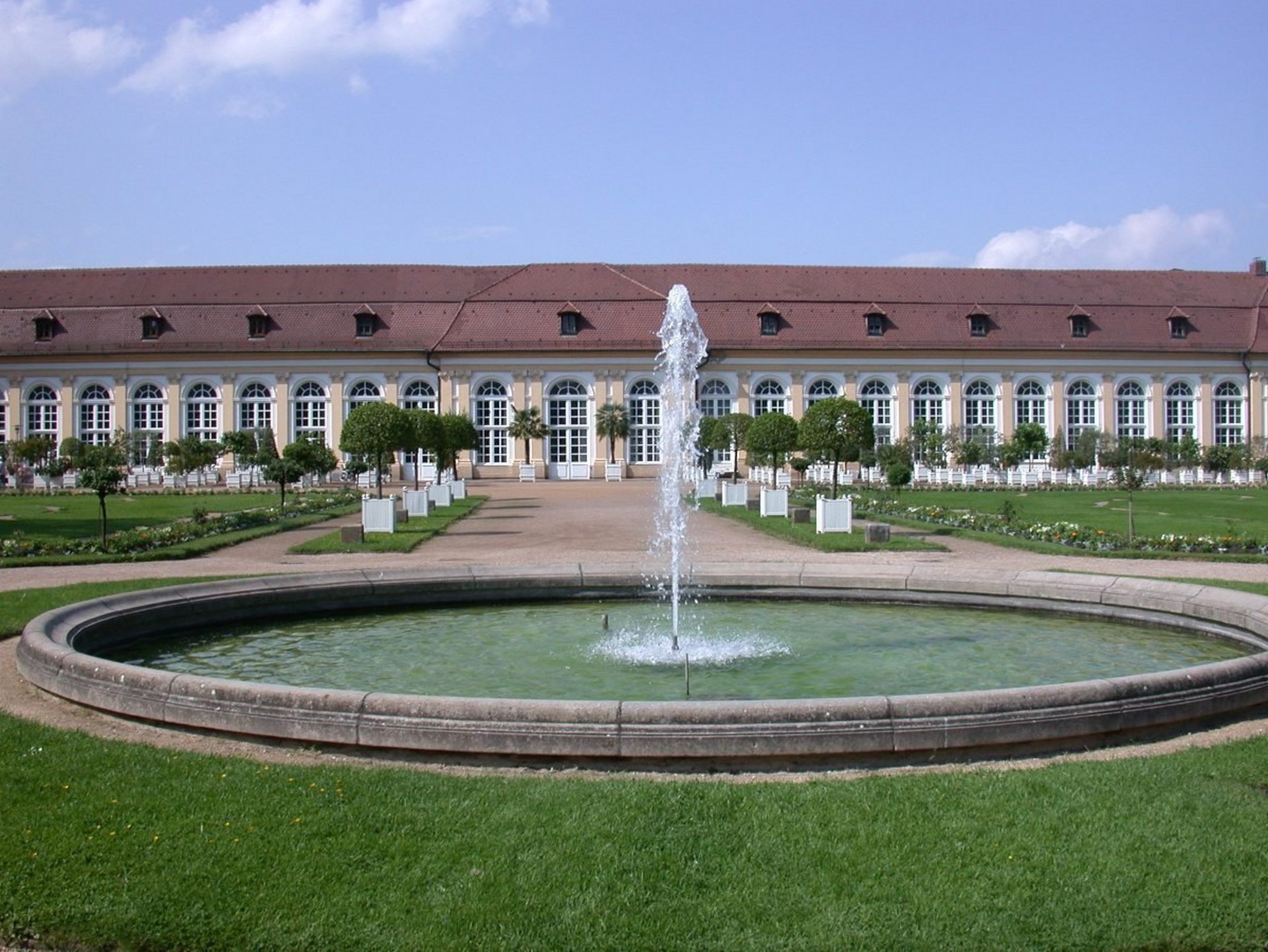 Ansbacher Orangerie mit Brunnen im Sommer